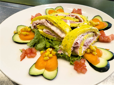 Rotolo di frittata farcito