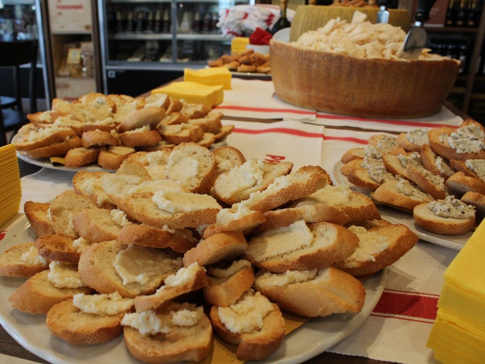 Crostini patè la parmigiano