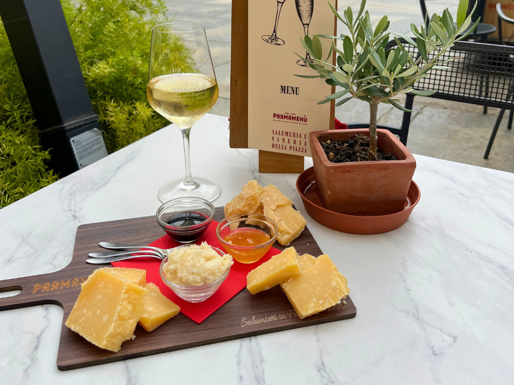 Parmigiano Reggiano e vino bianco