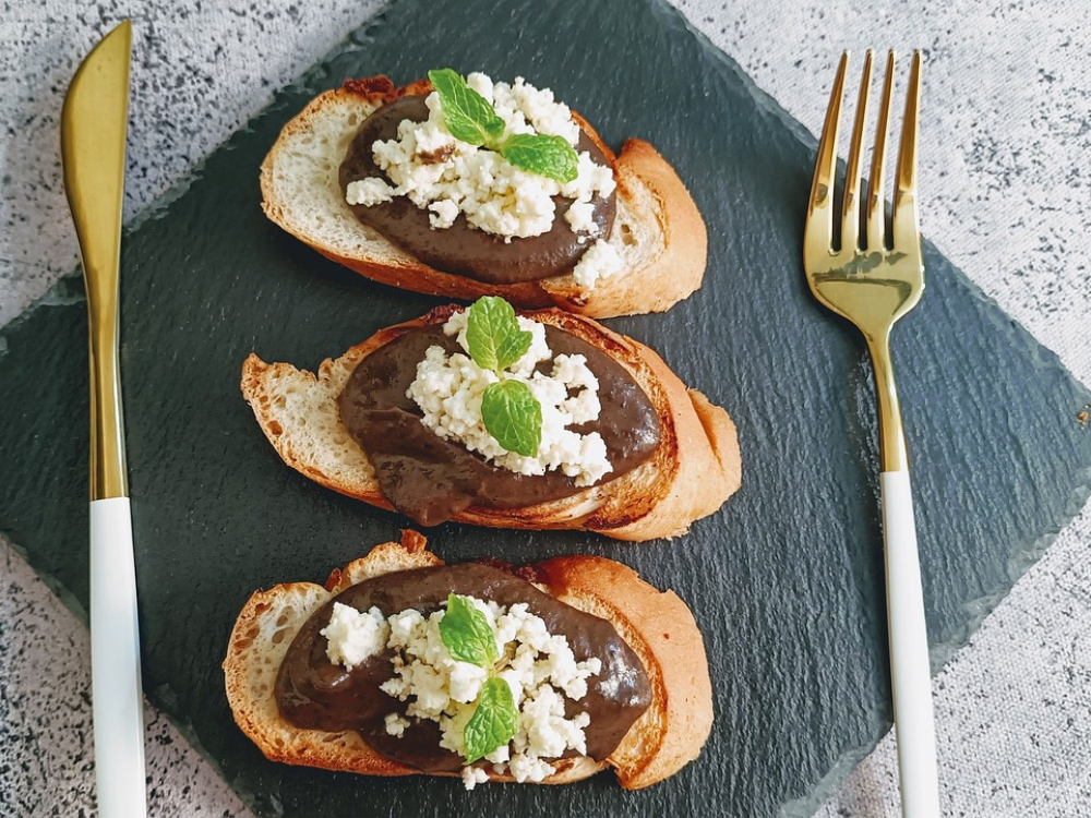 Crostini per antipasti vegetariani
